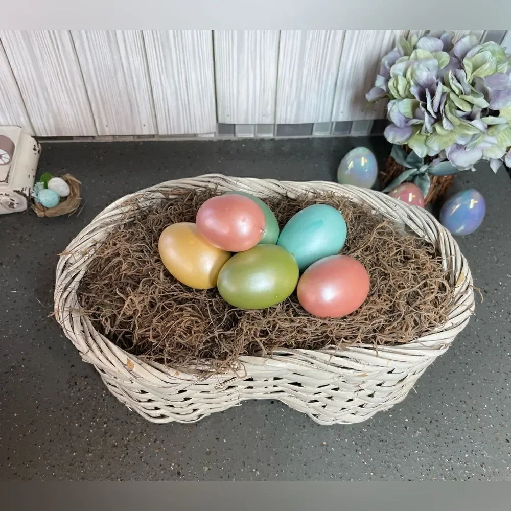 12” Basket! White, Infinity Shape No Handle Prefilled with Moss EPC